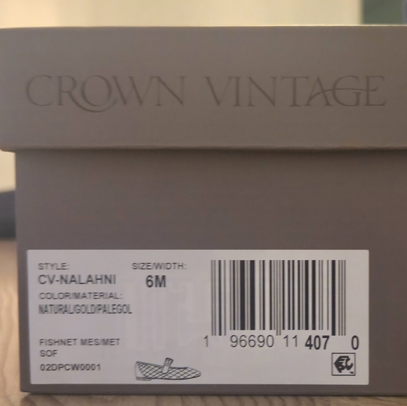 Crown Vintage Elegant Gold Flats with Woven Texture And A Buckle Closure - Picture 2 of 10